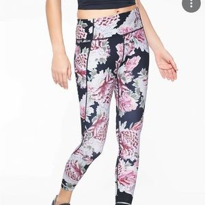 | Athleta | Run Free Garden Party 7/8 Tight. Size M.